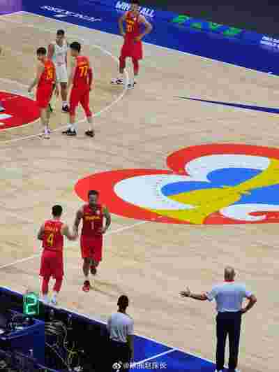 老鹰队在客场击败尼克斯，杨恩重现神勇